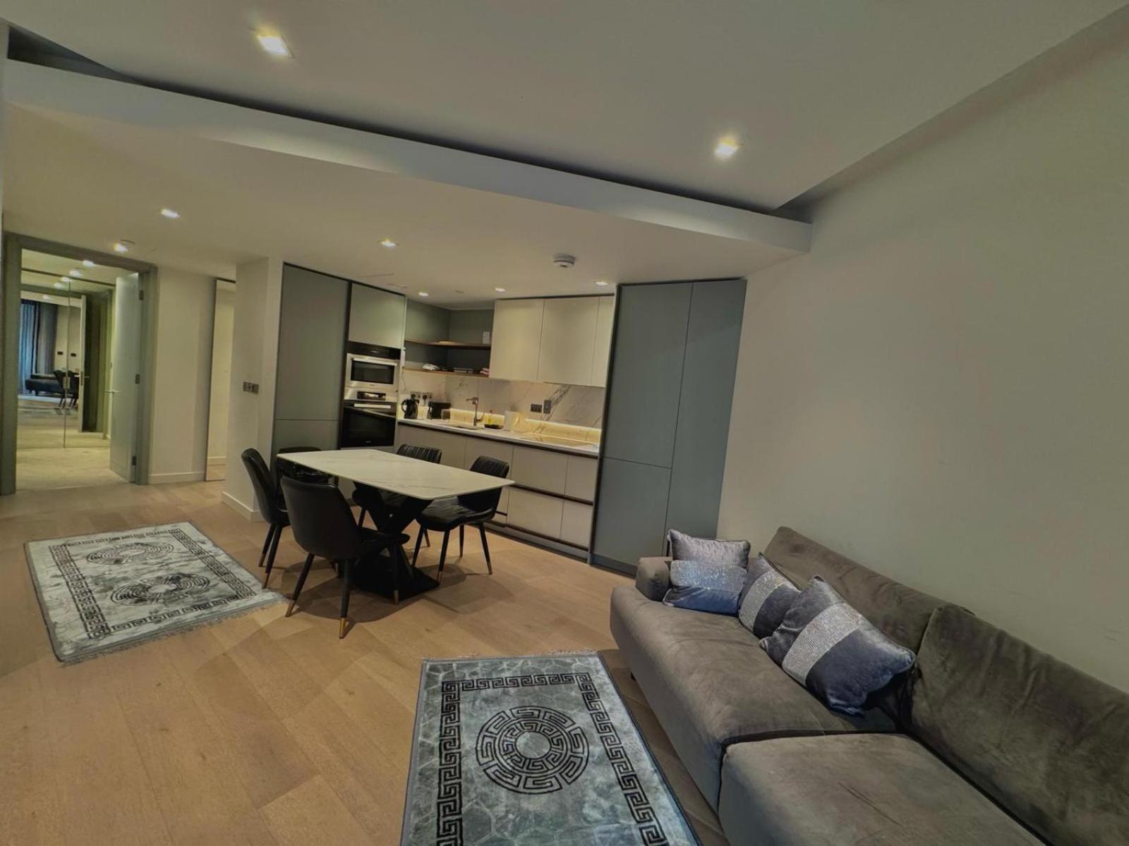 Mayfair Residence With Skyline View Apartment