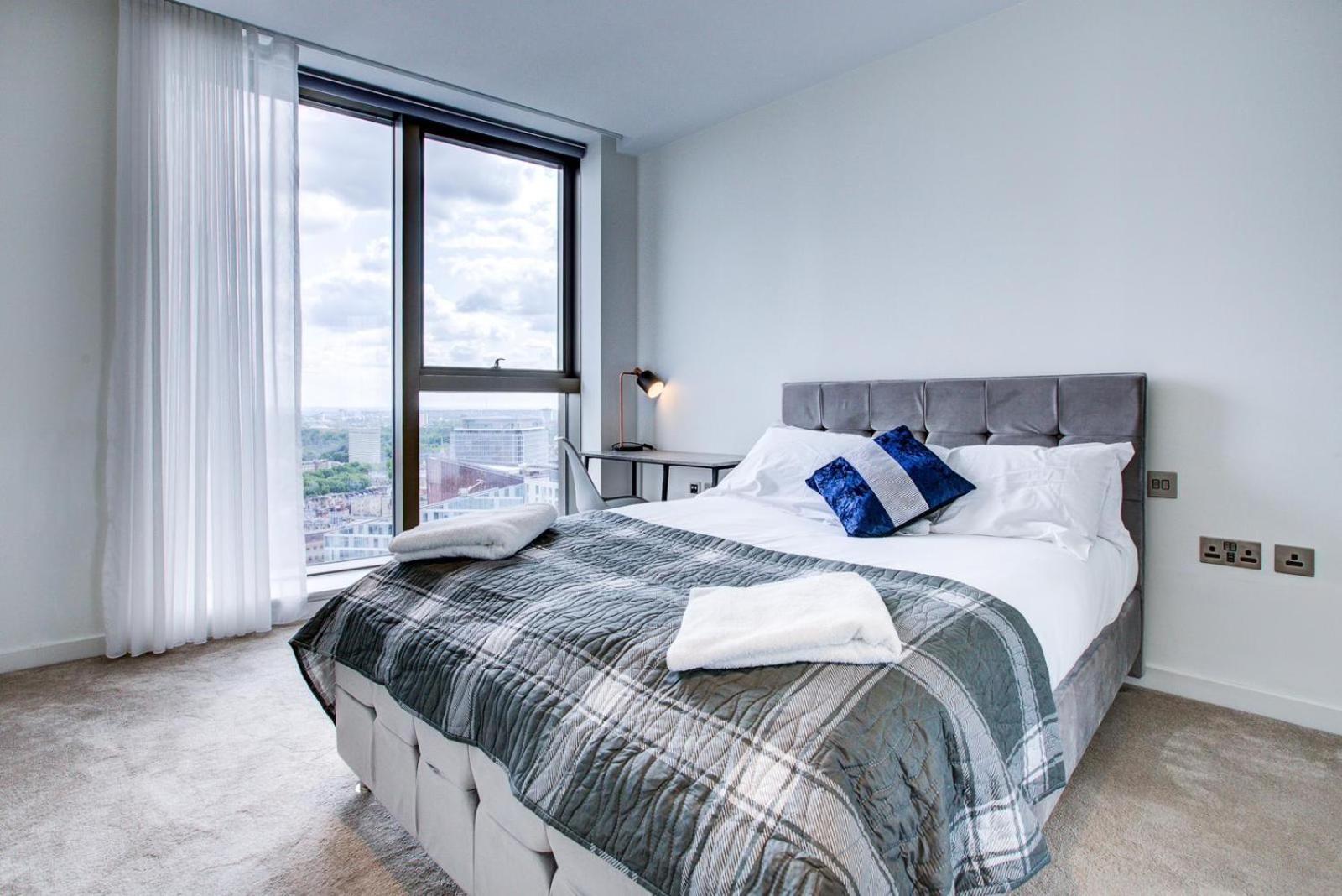Apartment Mayfair Residence With Skyline View